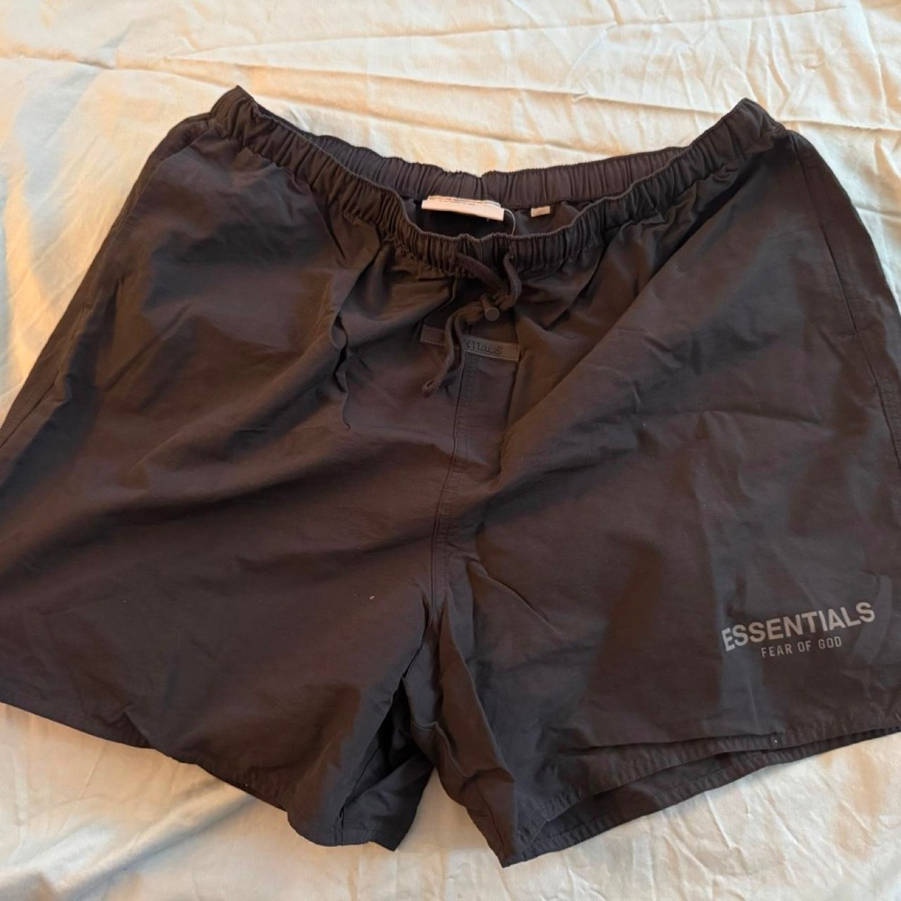 ESSENTIALS Nylon